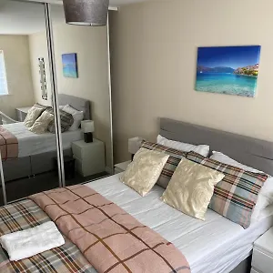 cheerful-4-bedroom-townhouse-with-free-parking.hotels-newcastle-upon-tyne.com/